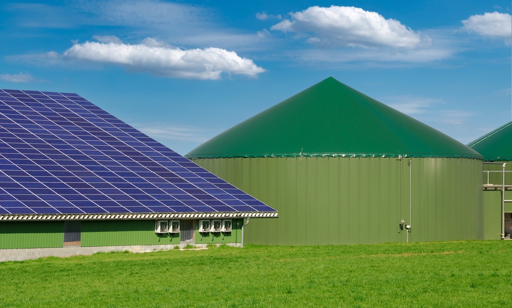 Erneuerbare Energien in Deutschland - Biogasanlage und PV-Anlage auf landwirtschaftlichen Gebäuden sind Teil der Energiewende.